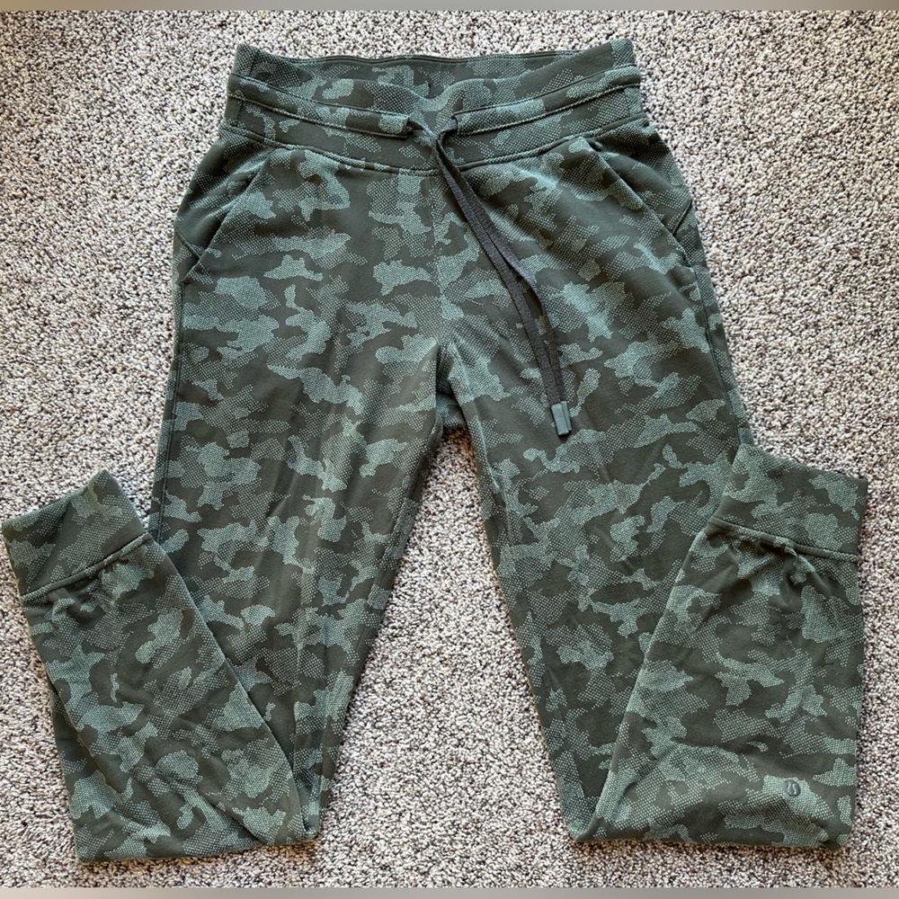 LuLulemon Ready to Rulu Camouflage Joggers